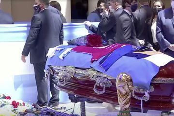 Des employés des pompes funèbres posent devant le cadavre de Maradona et indignent l'Argentine