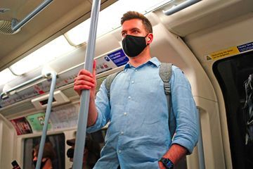 Des Londoniens chutent et meurent dans le métro, de peur d'attraper le Covid en tenant la barre
