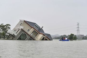 Des maisons englouties par les pluies diluviennes en Chine
