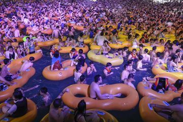 Des milliers de fêtards sans masque : Polémique d'une soirée à Wuhan, berceau du COVID-19