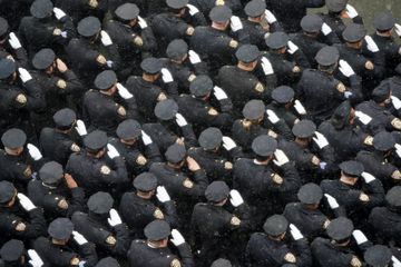 Des milliers de policiers réunis à New York pour honorer Jason Rivera, tué à Harlem
