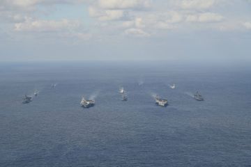 Des navires de guerre chinois et américain dans le détroit de Taïwan
