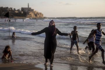 Des Palestiniens traversent la frontière pour un rare bain de mer en Israël