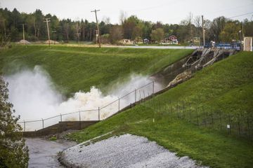 Deux barrages débordent dans le Michigan, inondations et évacuations massives