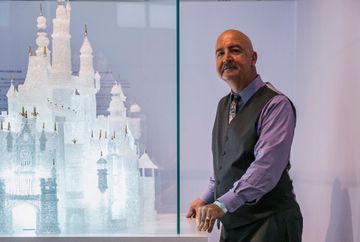 Deux enfants brisent un château Disney au Musée du verre de Shanghai