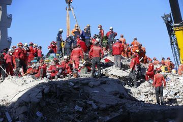 Deux jours après un puissant séisme, la Turquie compte encore ses morts