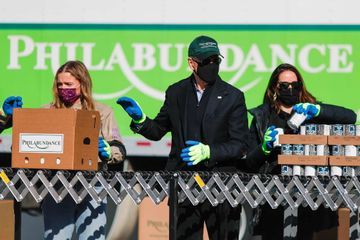 Deux jours avant son investiture, Joe Biden fait du bénévolat