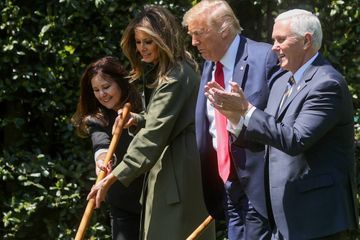 Donald et Melania Trump plantent un arbre pour la Journée de la terre