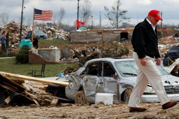 Donald Trump marche sur les ruines de Cookeville, détruite par la tornade meurtrière