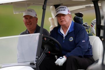 Donald Trump nie toujours sa défaite et joue au golf pendant le G20 virtuel