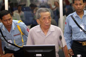 Dans les archives de Match - Quand Douch, le tortionnaire khmer, faisait face à la justice