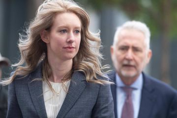 Elizabeth Holmes, l'ancien espoir de la Silicon Valley jugée pour fraude