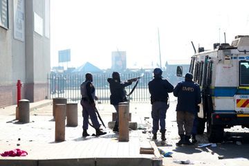 En Afrique du Sud, les pillages s'étendent, l'armée est déployée