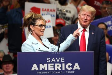 En Alaska, Trump pousse la candidature de Sarah Palin, figure de la droite populiste