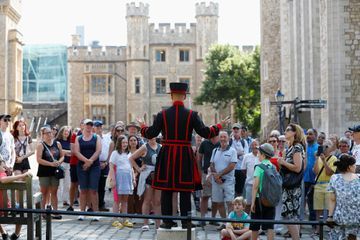 Barney Chandler s'adresse à un groupe de touriste pour la première visite guidée de la tour de Londres depuis 16 mois, lundi.