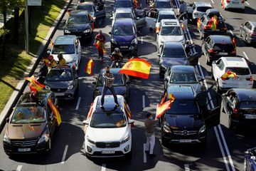 En Espagne, l'extrême droite manifeste en voiture