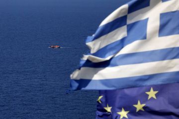 En Grèce, un pétrolier passeur échoué près d'une île, 190 migrants sains et saufs