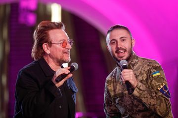 En images : Bono chante pour la liberté dans le métro de Kiev