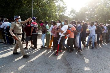 En Inde, files d'attente et bousculades à la réouverture des magasins d'alcool