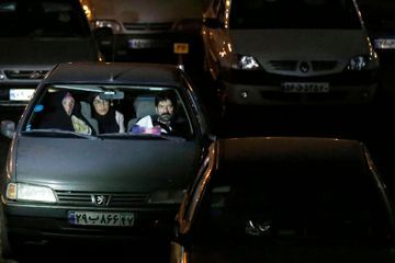 En Iran, des fidèles assistent aux cérémonies du ramadan... de leurs voitures