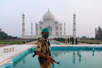 En pleine flambée de covid-19, le Taj Mahal rouvre dans l'angoisse