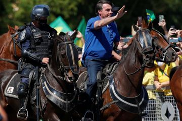 En pleine pandémie, Jair Bolsonaro prend un bain de foule à cheval à Brasilia