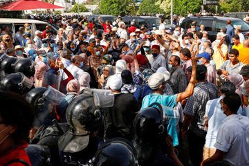 En Tunisie, affrontements devant le Parlement après sa suspension