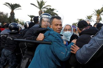 En Tunisie, des manifestations anti-Saïed dispersées à coups de lacrymogènes et canons à eau
