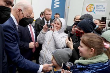 Face à des réfugiés ukrainiens, Biden qualifie Poutine de «boucher»