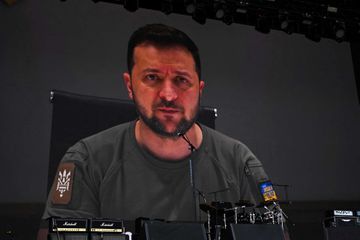 Face à l'invasion russe, Volodymyr Zelensky demande le soutien des festivaliers de Glastonbury