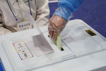 Gants, masques et prise de température : les Sud-Coréens ont voté avec précautions