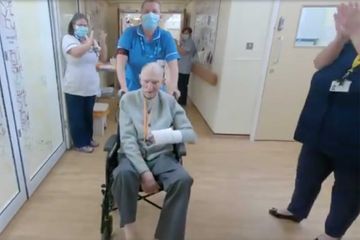 Guéri du coronavirus, un vétéran de 99 ans sort de l'hôpital sous les applaudissements