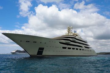 Guerre en Ukraine : le yacht de l'oligarque Alicher Ousmanov saisi par l'Allemagne