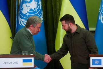 Guterres rencontre Zelensky à Kiev, visée par des frappes russes