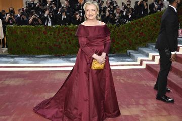 Hillary Clinton, de retour au Gala du Met avec une robe forte en symbole