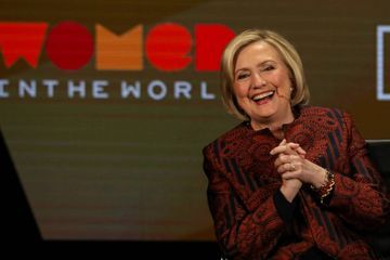 Hillary Clinton offre des pizzas à un hôpital... et se moque des théoriciens du complot