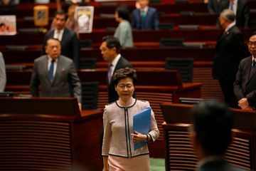 Hong Kong : interrompue par l'opposition, Carrie Lam renonce à un discours au parlement