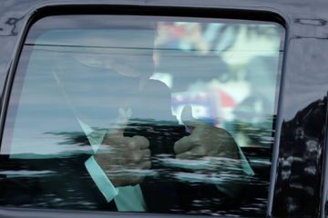Hospitalisé, Donald Trump sort saluer ses partisans