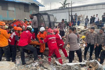 Indonésie : Les secours extraient 5 morts, 9 survivants des ruines d'un supermarché