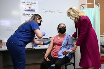 Jill Biden aux côtés de patients vaccinés contre le Covid-19
