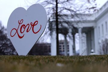 Jill Biden fait planer l'esprit de la Saint-Valentin à la Maison-Blanche