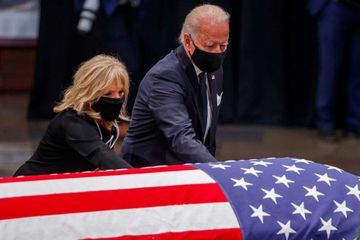 Jill et Joe Biden rendent un dernier hommage à John Lewis