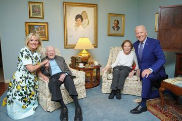 Joe et Jill Biden posent aux côtés de Jimmy Carter et son épouse Rosalynn