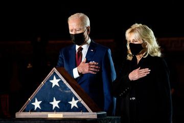 Joe et Jill Biden rendent hommage au policier tué pendant l'invasion du Capitole