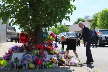 Joe et Jill Biden rendent hommage aux victimes de l'attentat de Buffalo