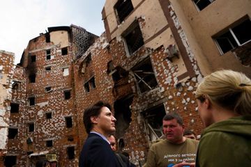 Justin Trudeau en visite dans les ruines d'Irpin