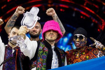 Kalush Orchestra revend son trophée de l'Eurovision et verse 900 000 dollars à l'armée ukrainienne