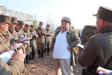 Kim Jong Un assiste à un tir de mortier, toujours aucun cas officiel de Covid-19 en Corée du Nord
