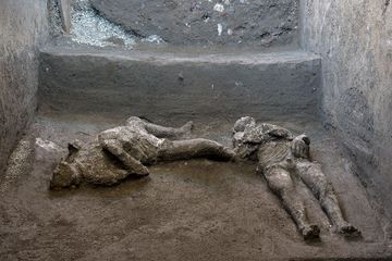 L'émouvante découverte et reconstitution de deux victimes de Pompéi