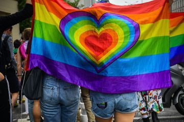 L'Espagne restaure la PMA gratuite pour célibataires et lesbiennes et l'étend aux transgenres